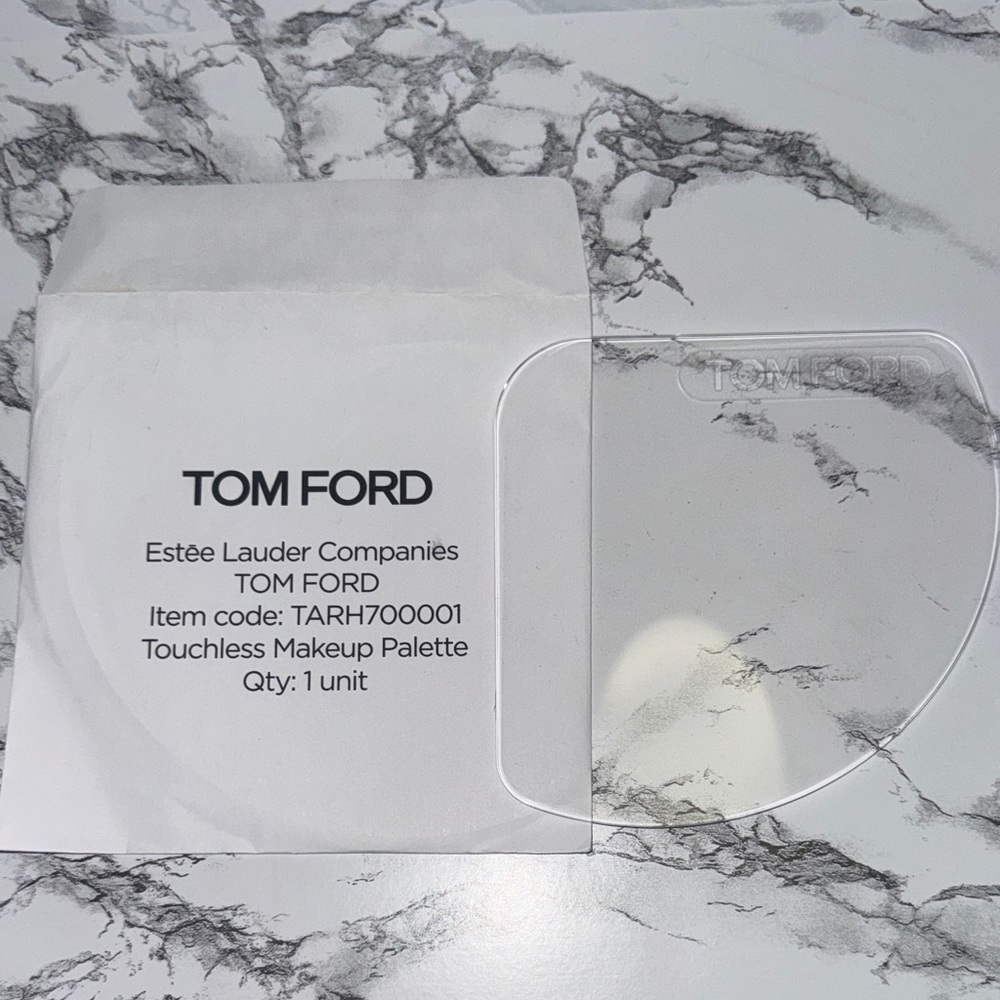 NWOB Tom Ford touch less makeup palette
Never used
Still in sleeve pack